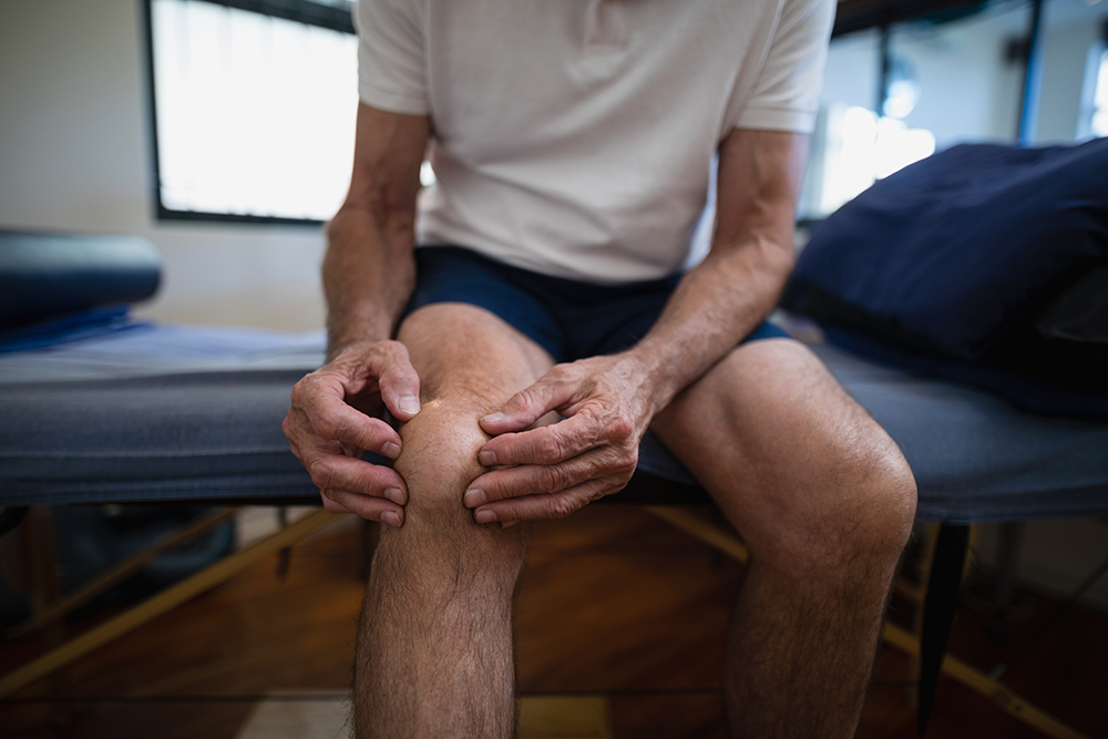 Why might knee pain benefit from physical therapy treatment?